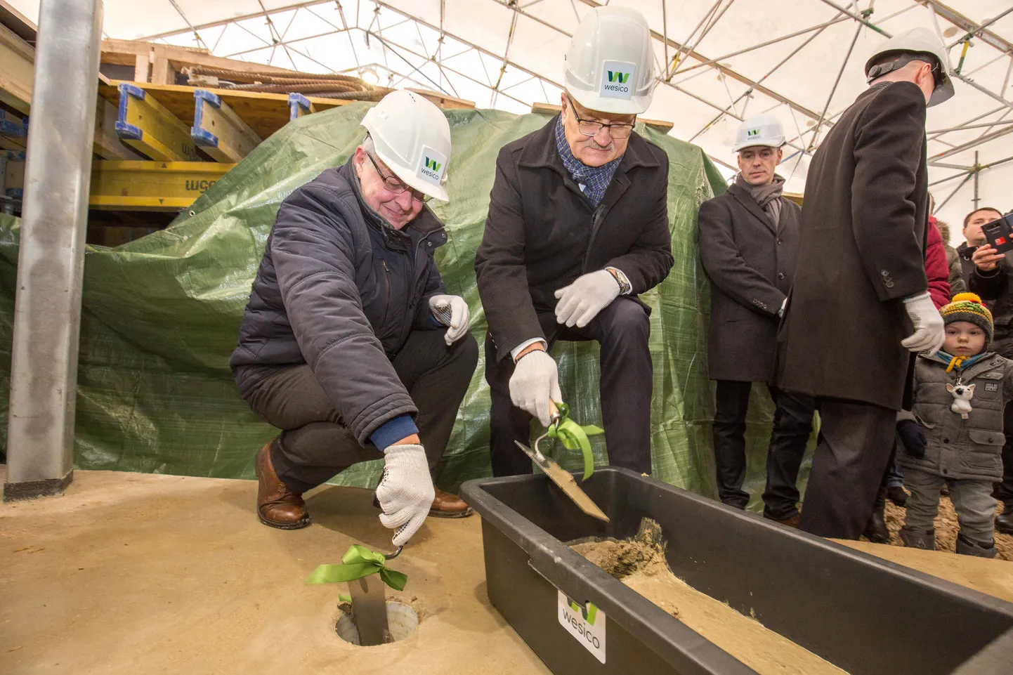 Tulundusühistu Farm In juhatuse liige Urmas Pallon paneb koos minister Tarmo Tammega uue tehase nurgakivi paika.
