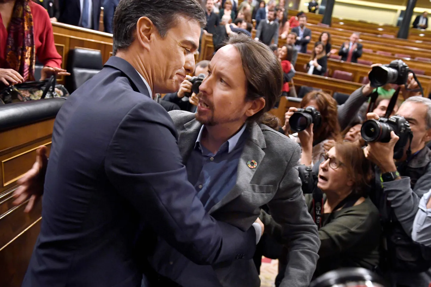 Hispaania sotsialistist peaministri kohusetäitja Pedro Sánchez (vasakul) võtab vastu õnnitlusi oma koalitsioonipartneri Podemose juhilt Pablo Iglesiaselt.