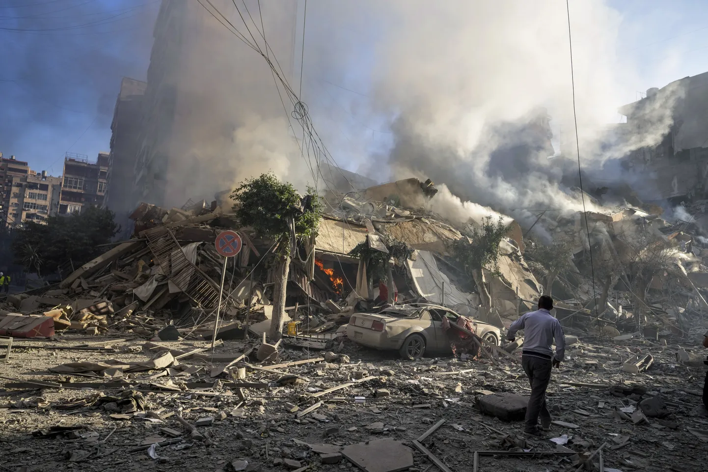 Suits tõusmas Dahiyeh' linnaosas Beirutis pärast Iisraeli rünnakut.