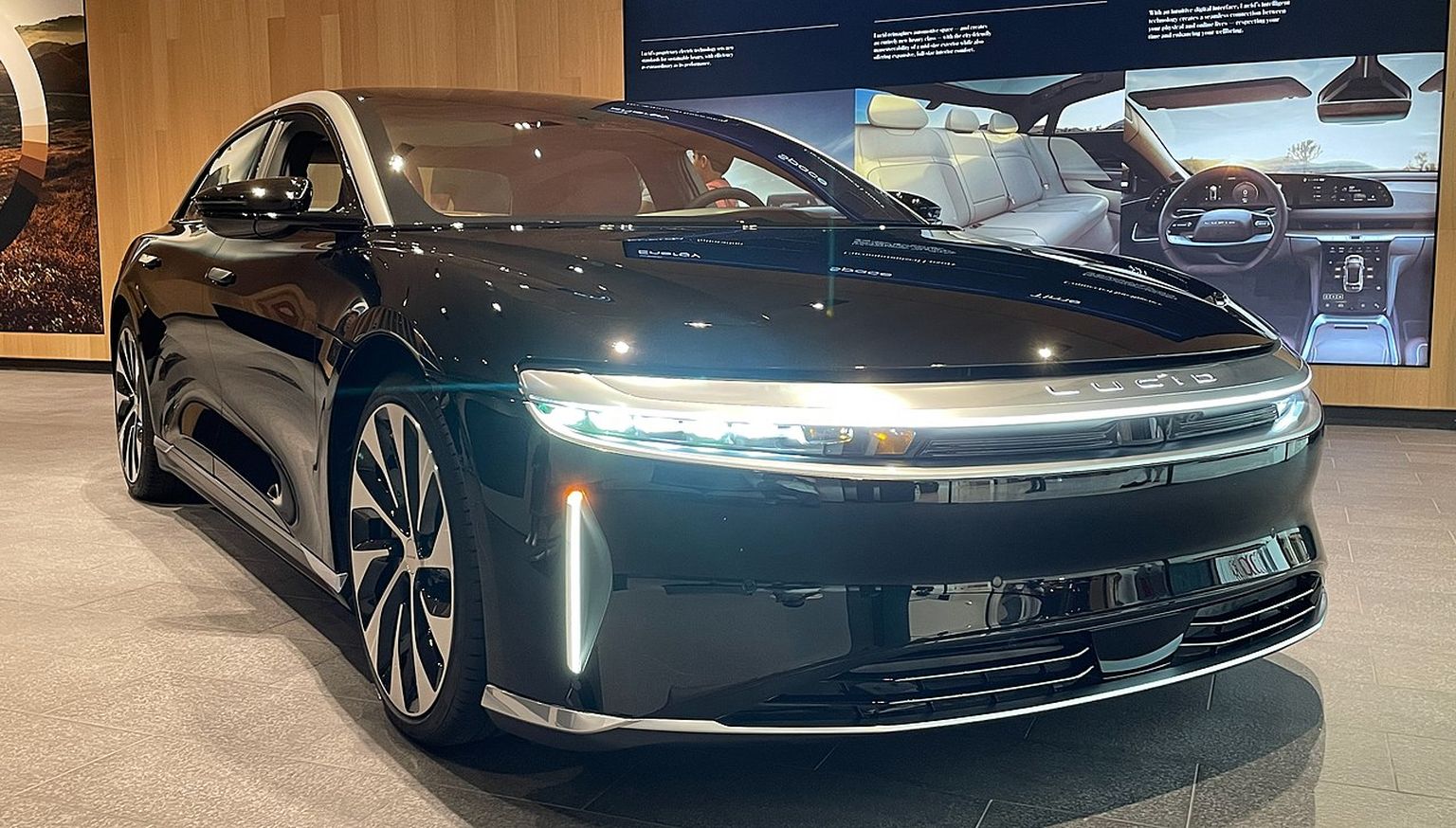 Lucid Air Grand Touringu versioon väljapanekul Lucid Motorsi salongis San Joses (California) 13. juulil 2021.