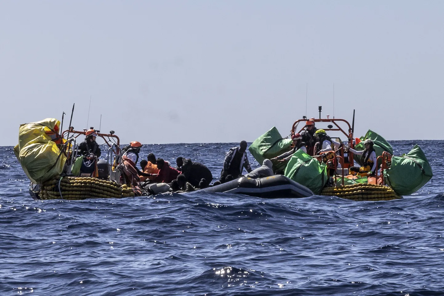 Vabatahtlikud aitavad mullu Vahemere keskosas migrante välja uppuvast paadist.