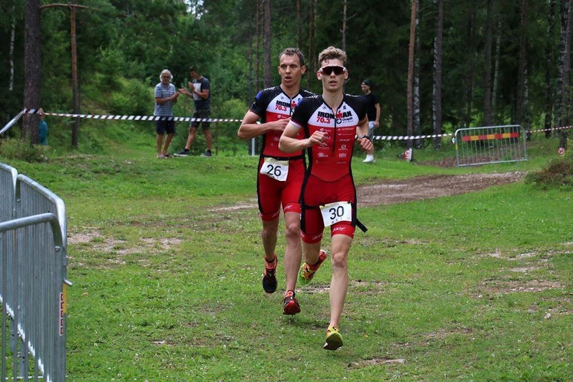 Marti Alt (ees) ja Mikk Mets Ebavere triatloni jooksurajal viimaseid jõupingutusi tegemas. Tihedat konkurentsi pakus neile lõpus Madis Rouhijainen.
