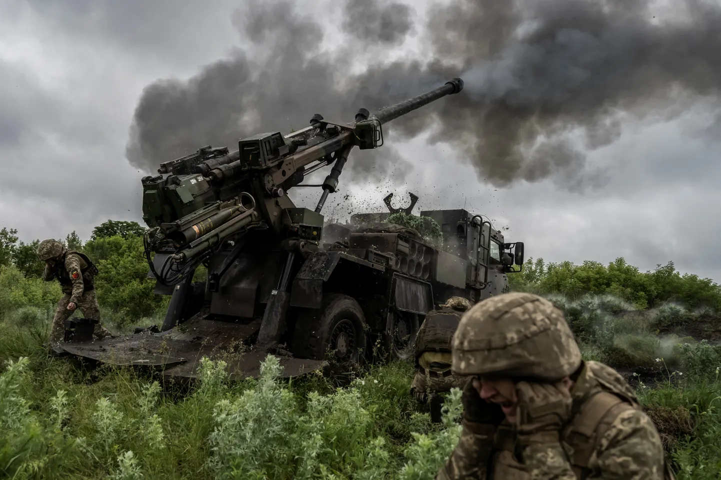 Ukraina sõdurid andmas tuld Vene positsioonide pihta Avdijika lähistel liikurhaubitsast  Caesari 31. mail 2023. aastal.