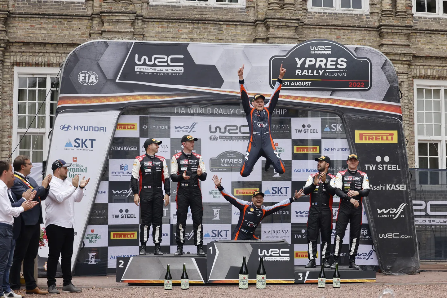 Ott Tänak (hüppel) ja Martin Järveoja (tema taga) võitsid raskuste kiuste teise MM-ralli järjest.