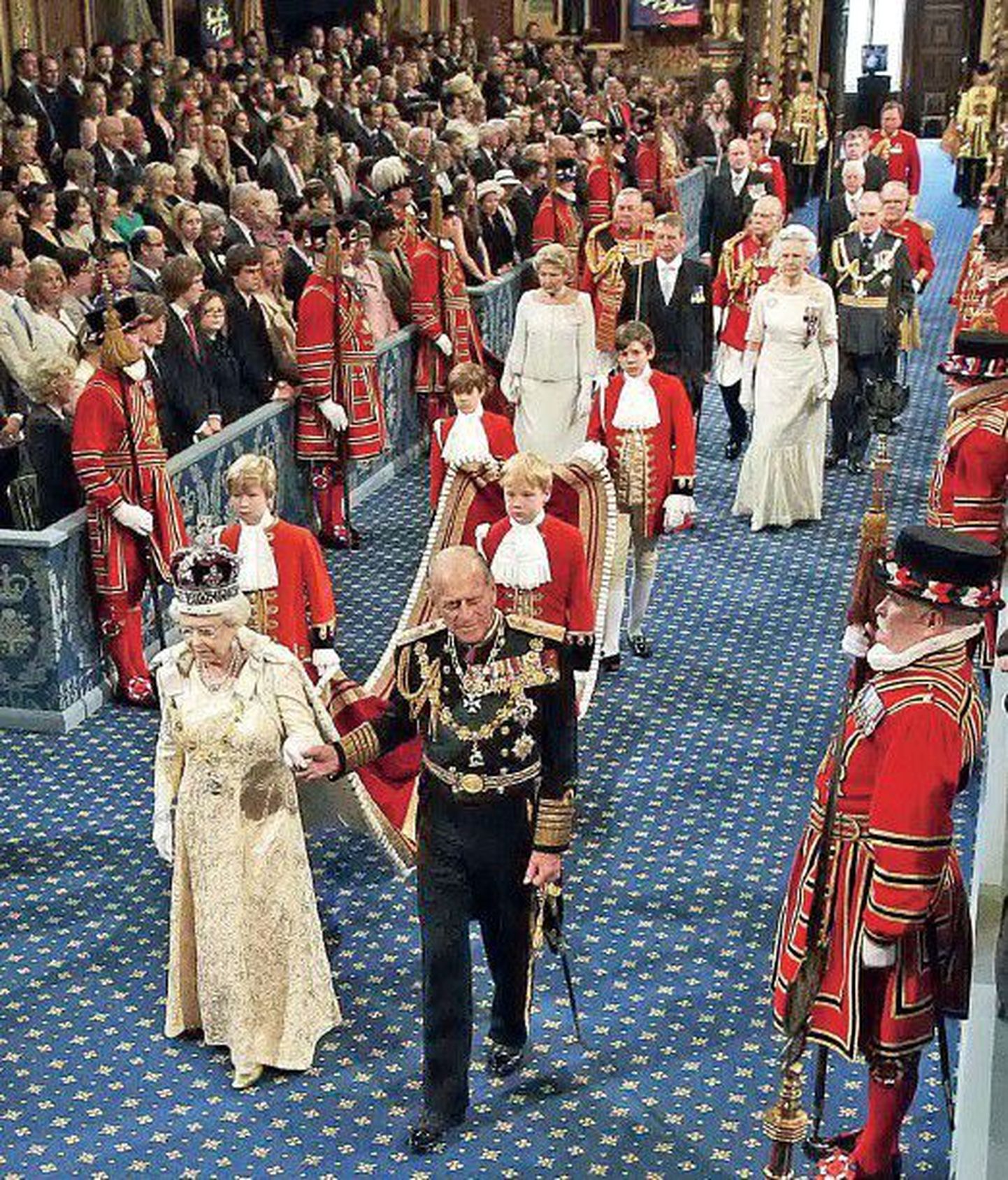 Королева Великобритании Елизавета II и принц Филипп вчера в Лондоне в Вестминстерском дворце.