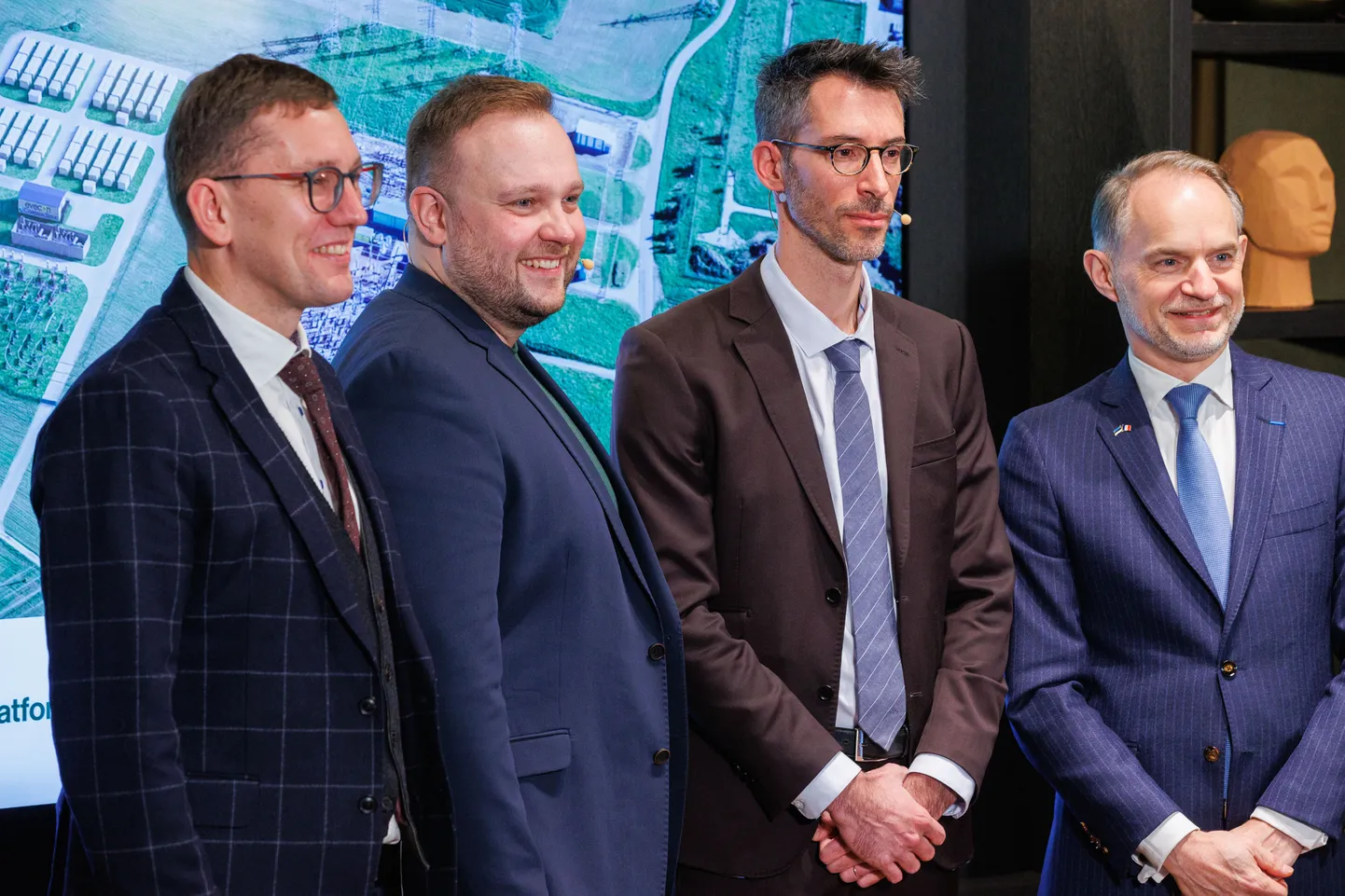 Taastuvenergiaparkide arendaja Evecon ja Prantsusmaa energiasalvestusettevõtte Corsica Sole ühisettevõte Baltic Storage Platform arutasid 2023 aasta lõpul Tallinnas uue akupargi plaane. Vasakult: endine kliimaminister Kristen Michal, Evecon OÜ tegevjuht Karl Kull, Corsica Sole uute turgude direktor Jean-Gabriel Steinmetz ja Prantsuse suursaadik Eestis Emmanuel Mignot.