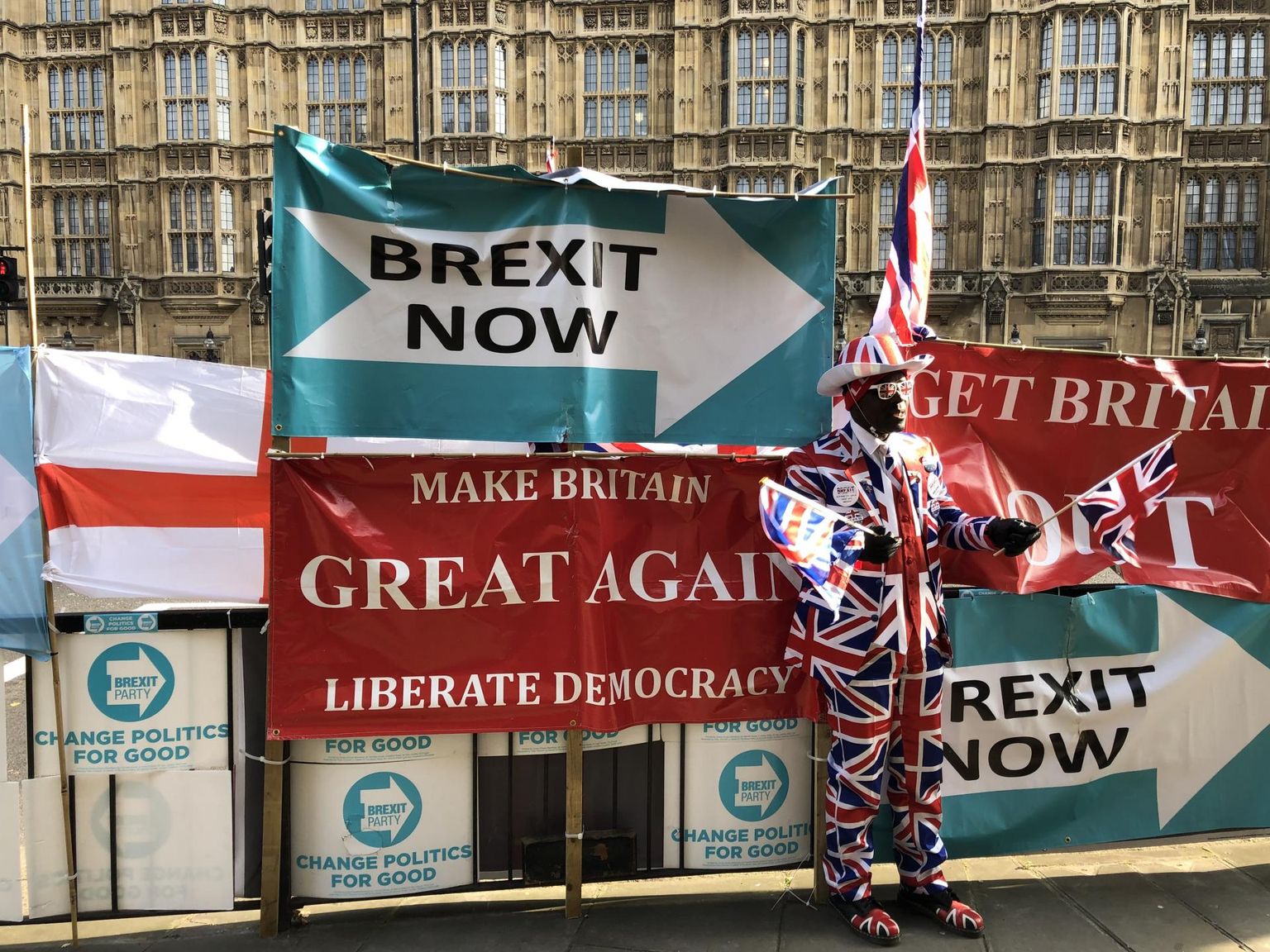 Briti lipuvärvides ülikonda kandnud mees poseeris üleeile Londonis rõõmuga Brexiti Partei plakatite ees. 