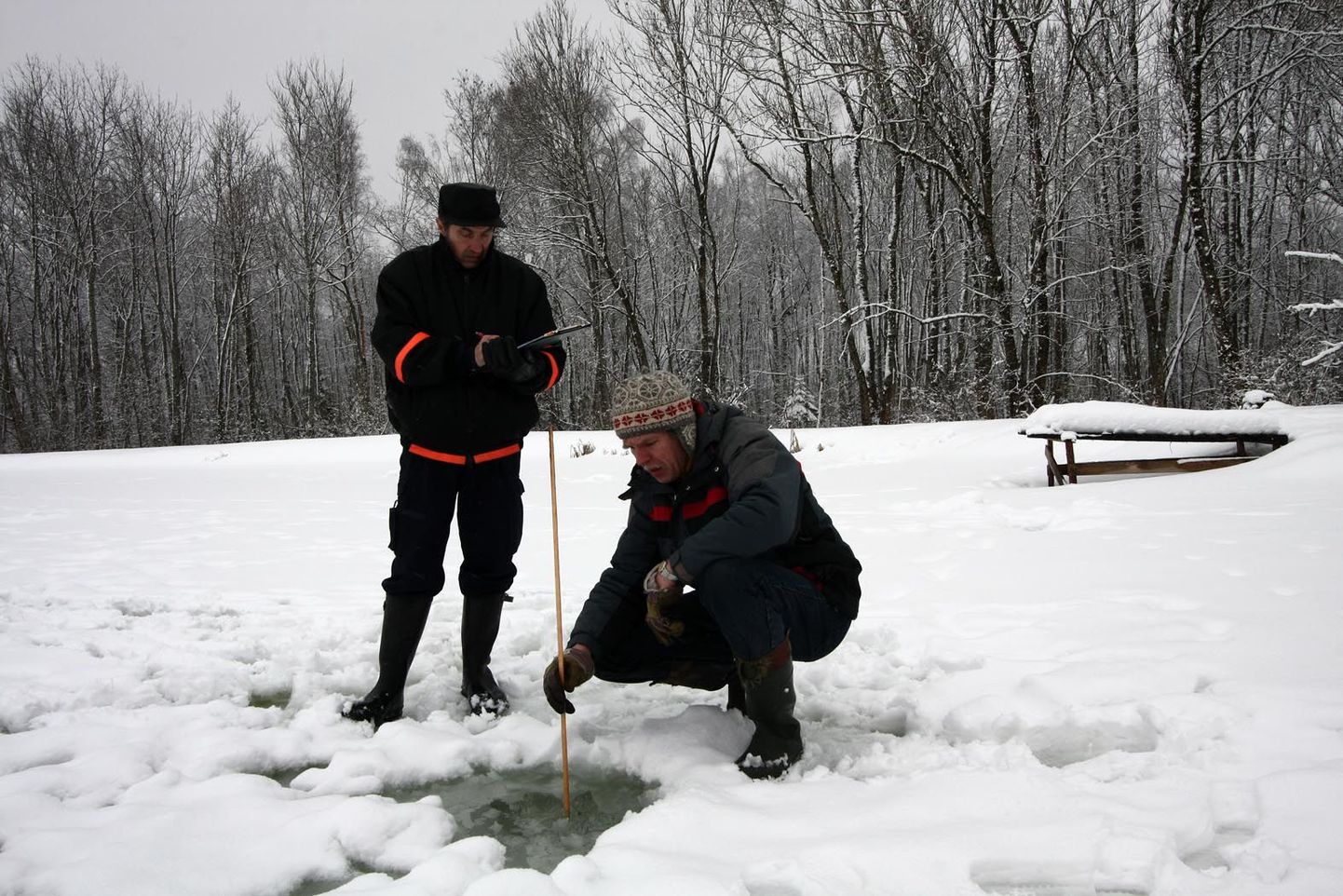 Ivo Tarmisto ja Ants Taul jääaukudes vee temperatuuri mõõtmas.