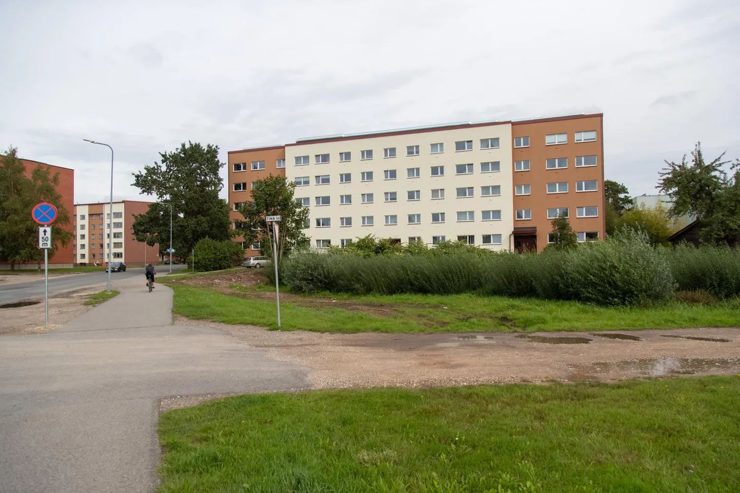 Laste mängumaja jaoks on valmis vaadatud krunt Viljandis Reinu tee ja Tina tänava ristmiku ääres. Et parkla sinna ei mahuks, küsis ettevõtja selle tarvis maad linnalt ja soovitud parklakohad ta ka sai.