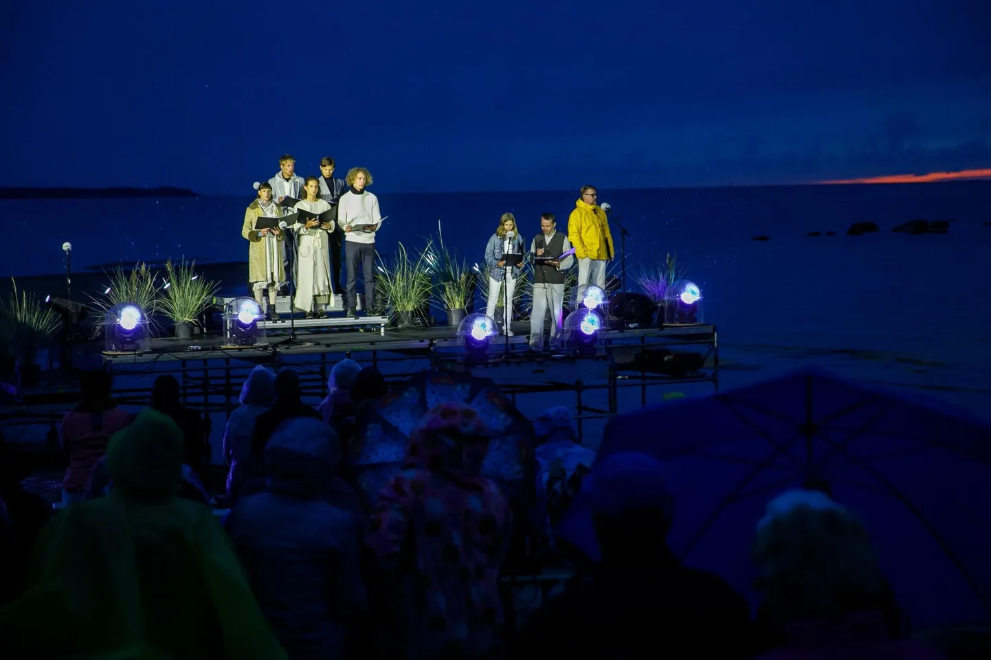 Eile õhtul lugesid tuntud inimesed merele pühendatud luuletusi. Kunda rannas kõlasid 56 pühitsetud teksti.