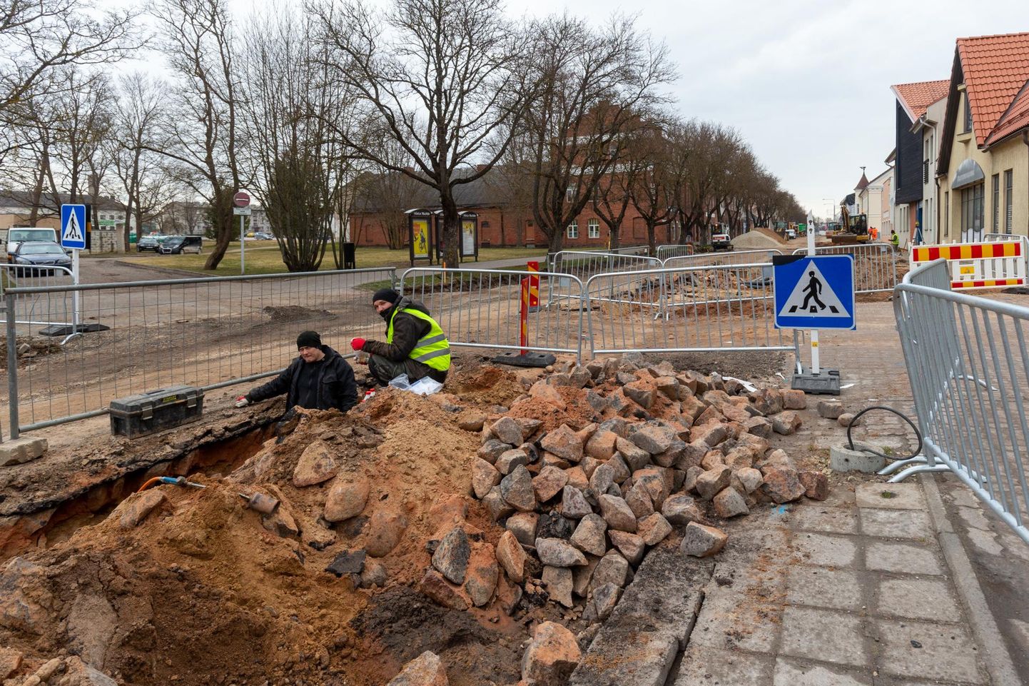 Kui Sakala fotograaf hommikul Tallinna tänavale jõudis, olid töömehed suure osa munakive üles kaevanud. Kivid puhastatakse ning kasutatakse ehitusel ära teistes kohtades.