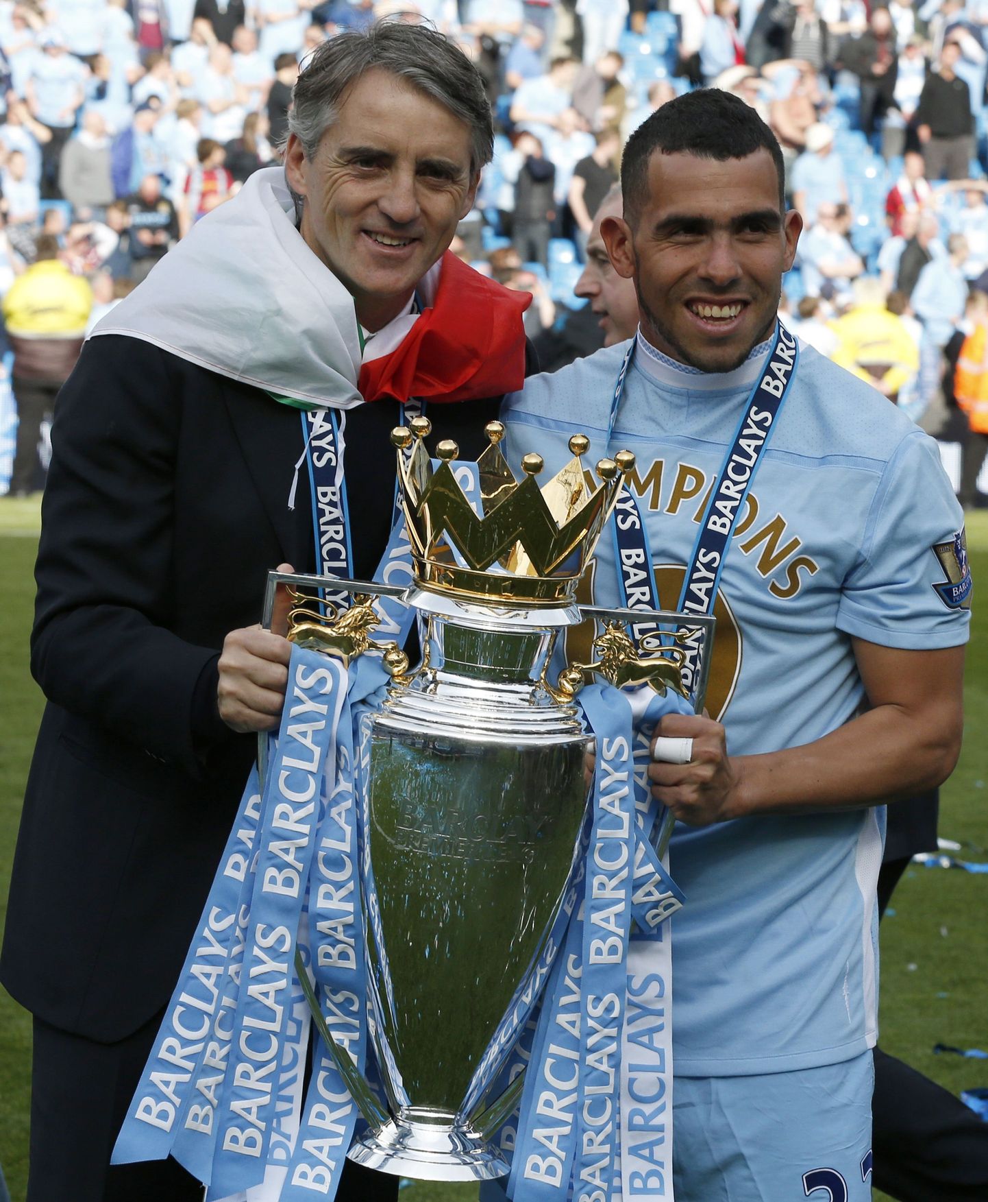 Carlos Tevez (paremal) ja Manchester City peatreener Roberto Mancini Inglismaa meistrikarikaga.