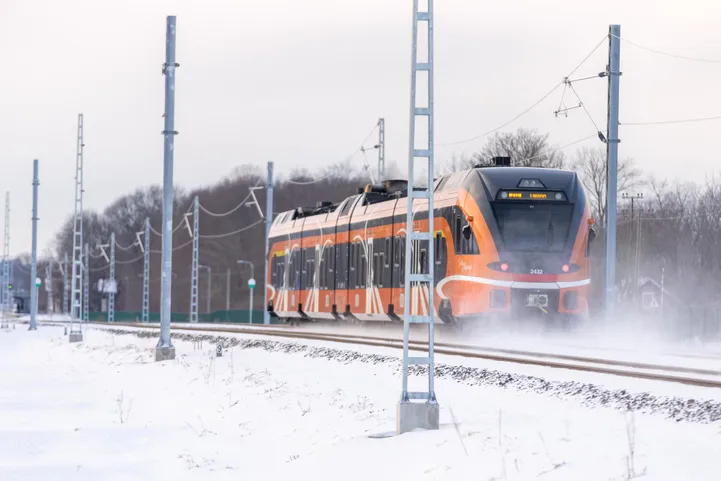 Hiiul sai naine rongilt löögi, rongiliiklus on taas avatud