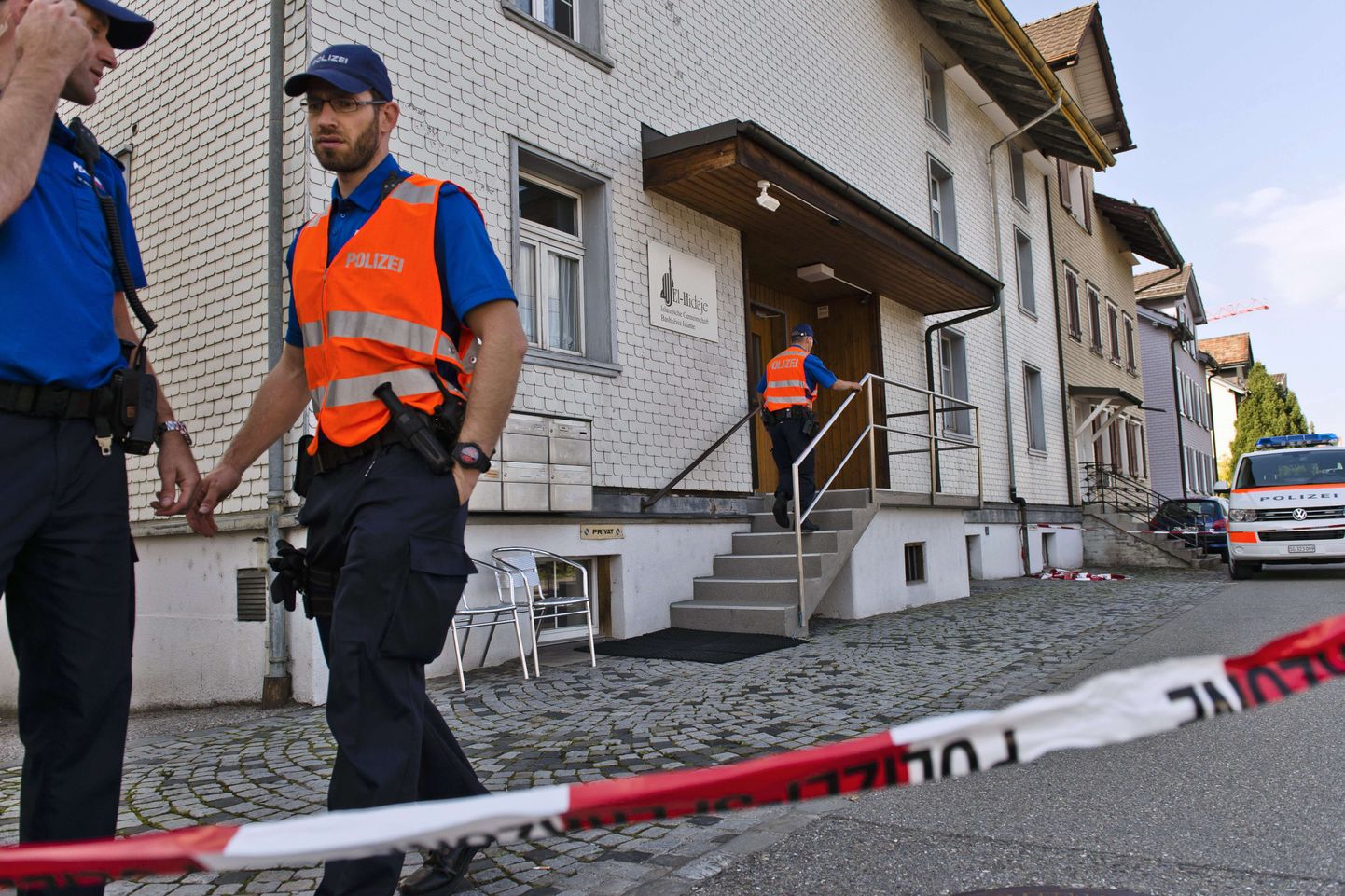 Šveitsi politsei mošee ees.