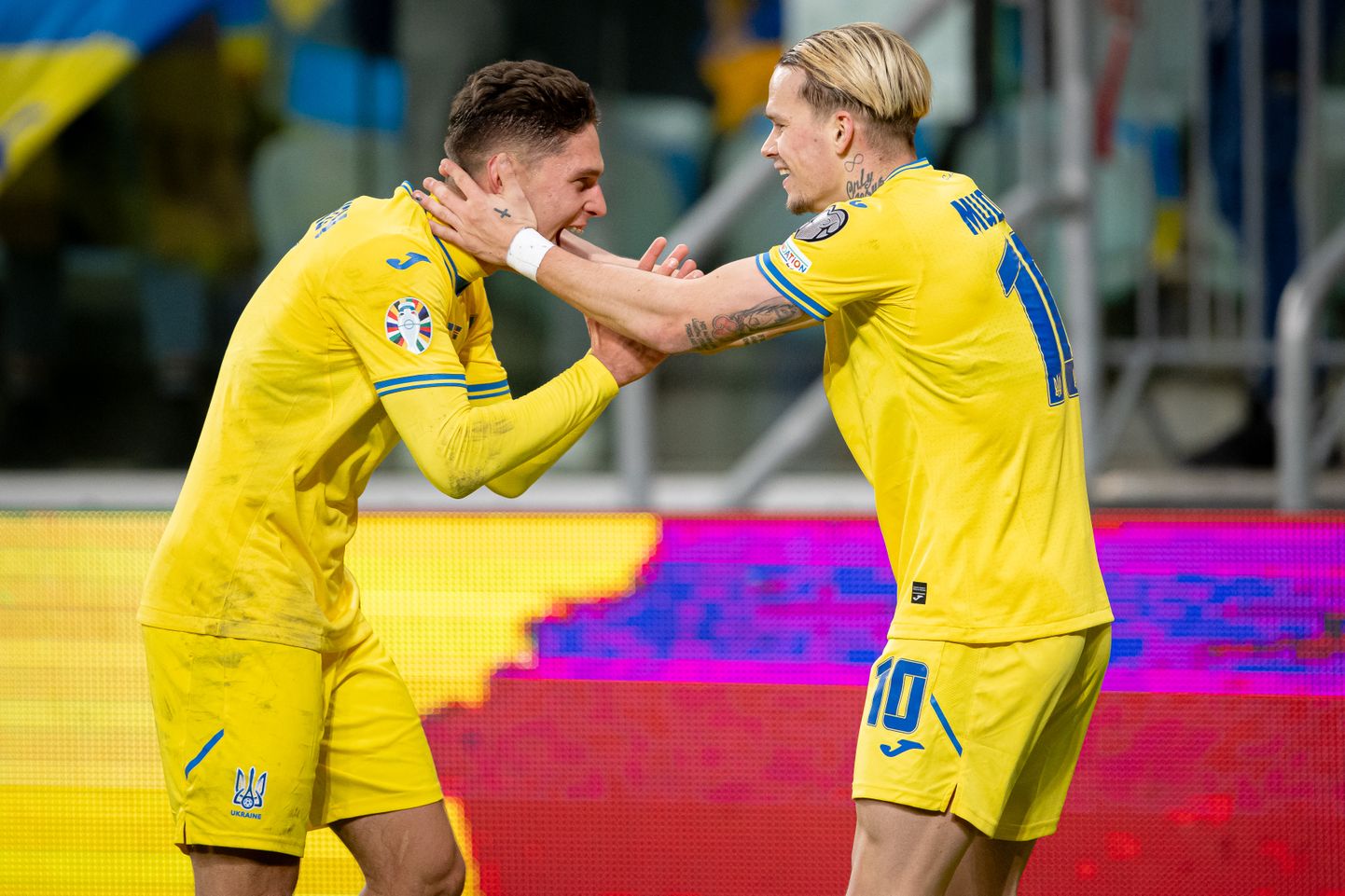 Георгий Судаков и Михайло Мудрик празднуют гол за Украину.