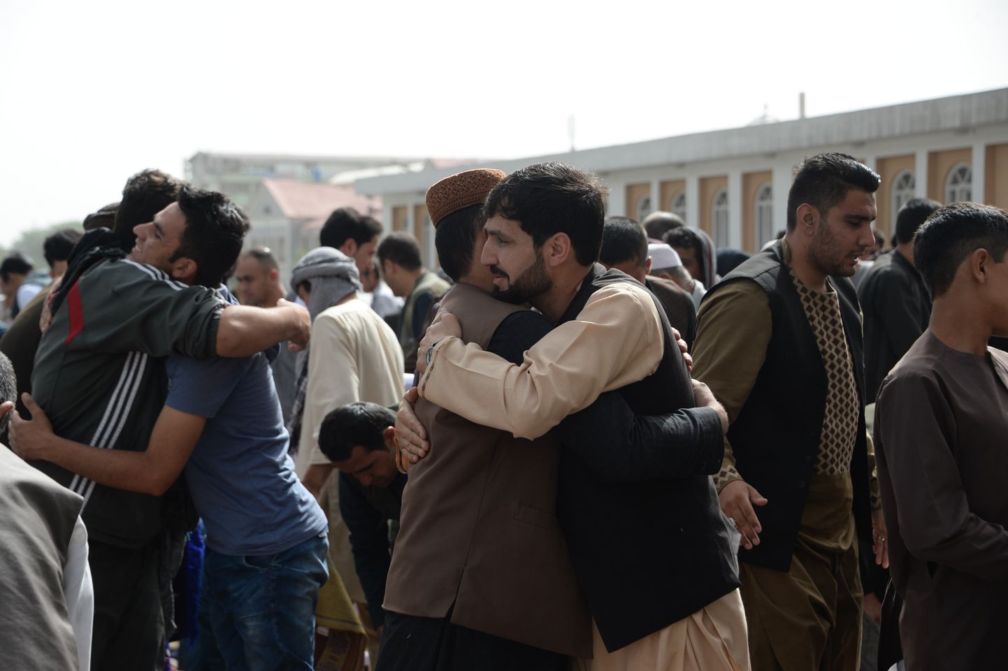 Afgaanid õnnitlemas üksteist ramadaani lõpu puhul. Pildil pole Talibani võitlejad.