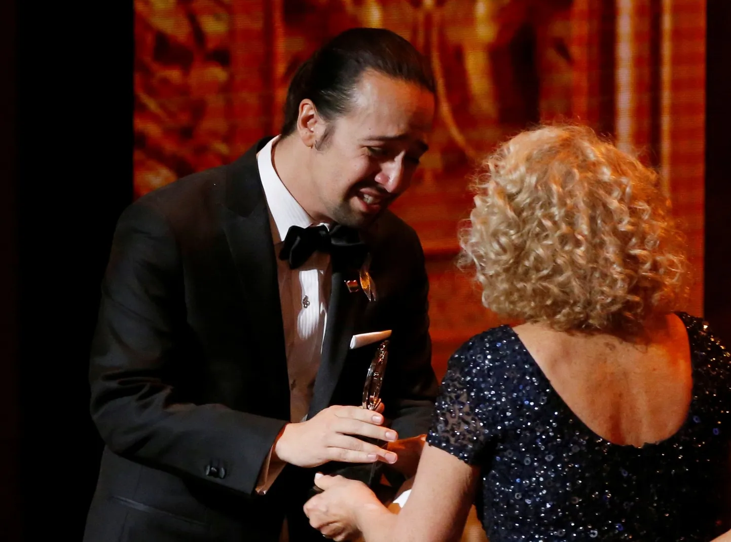 Lin-Manuel Miranda võtab vastu Tony auhinda.