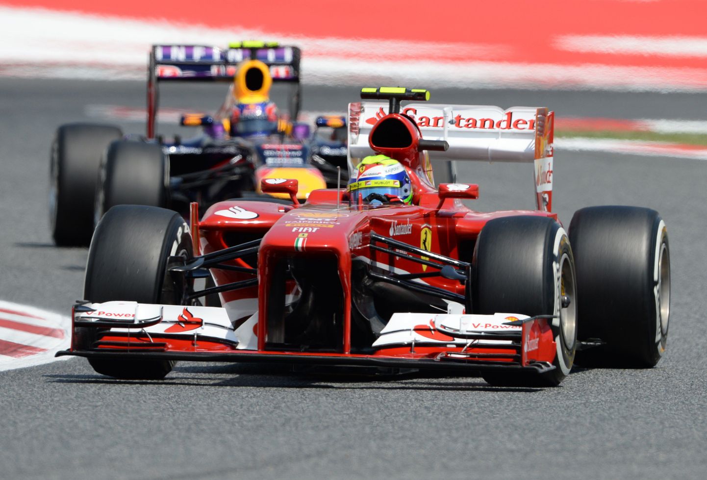 Esiplaanil Felipe Massa, tema selja taga Mark Webber.