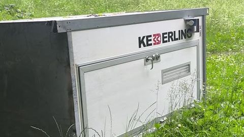 FOTOD ⟩ «Mis teil viga on...?» Tartu pargis ei püsi kohalike pahameeleks välikäimla püsti