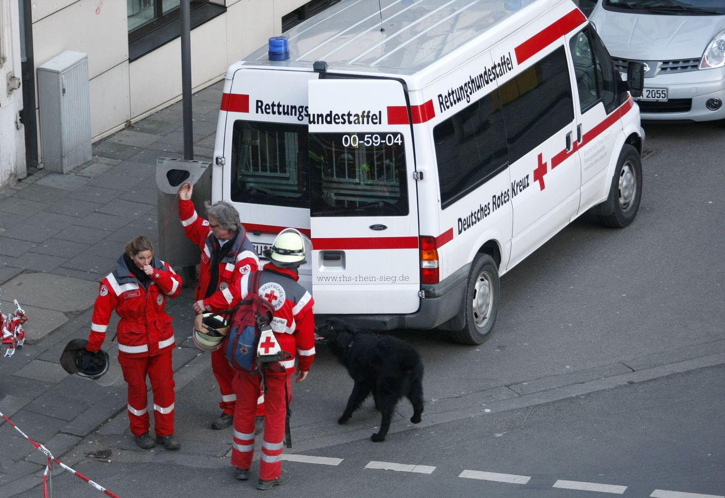 Saksa kiirabiauto koos meditsiinitöötajatega