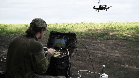 Ukrainas armija otrdien nogalinājusi vai ievainojusi 990 krievu iebrucējus