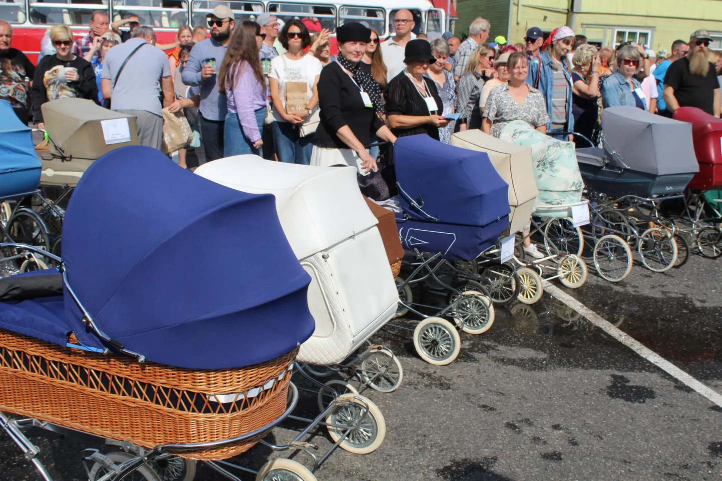 Retrolapsevankrid Tapa Vintage'i paraadil 17. augustil.