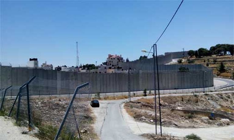 Skats uz Izraēlu un Palestīnu norobežojošā mūra līkločiem pie Jeruzalemes 