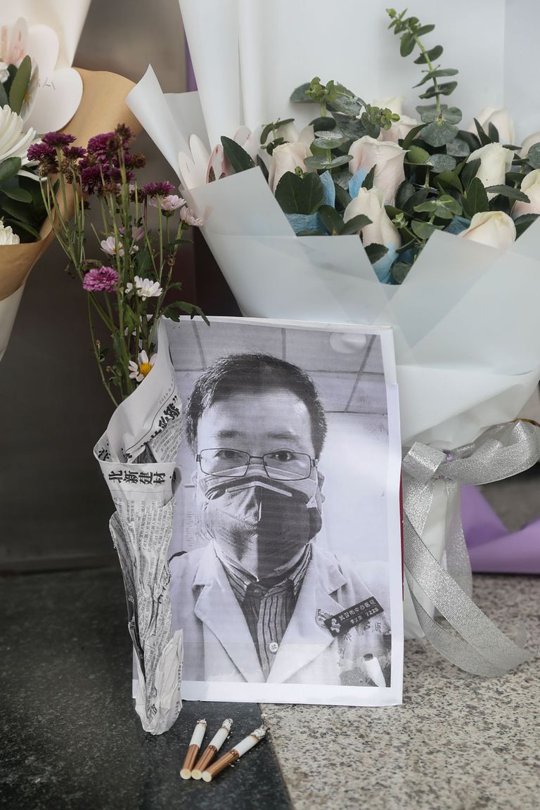 Hiina Wuhani keskhaigla töötajad mälestavad koroonaviiruse tõttu surnud arsti Li Wenliangi