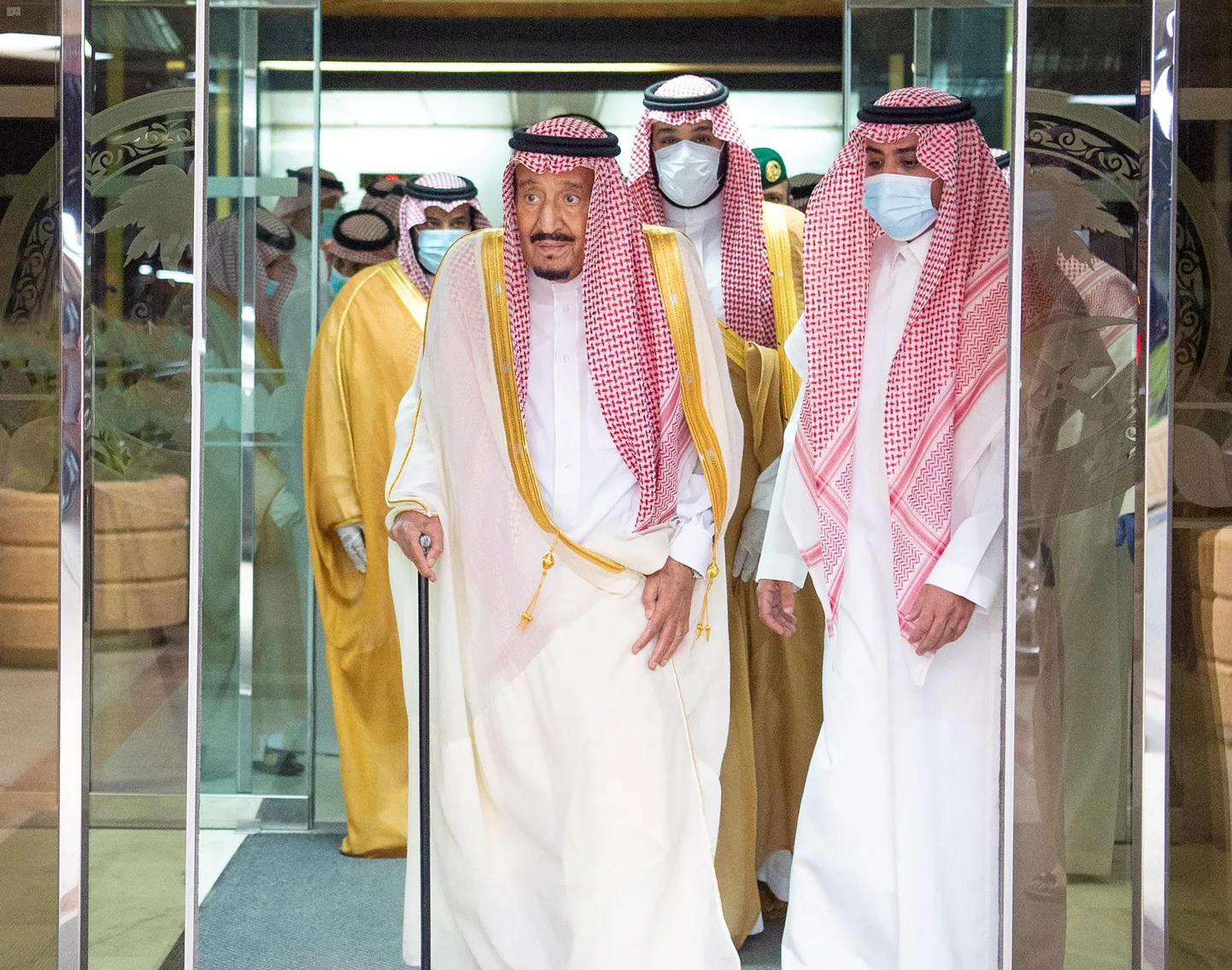 Saudi Araabia kuningas Salman haiglast lahkumas.