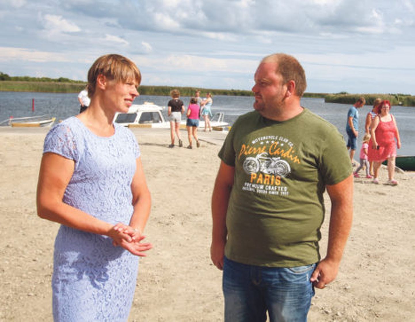 Eesti president Kersti Kaljulaid kiitis Turja kalastajate seltsi ettevõtmist.  Pildil koos seltsi juhatuse liige Indrek Iljasega.