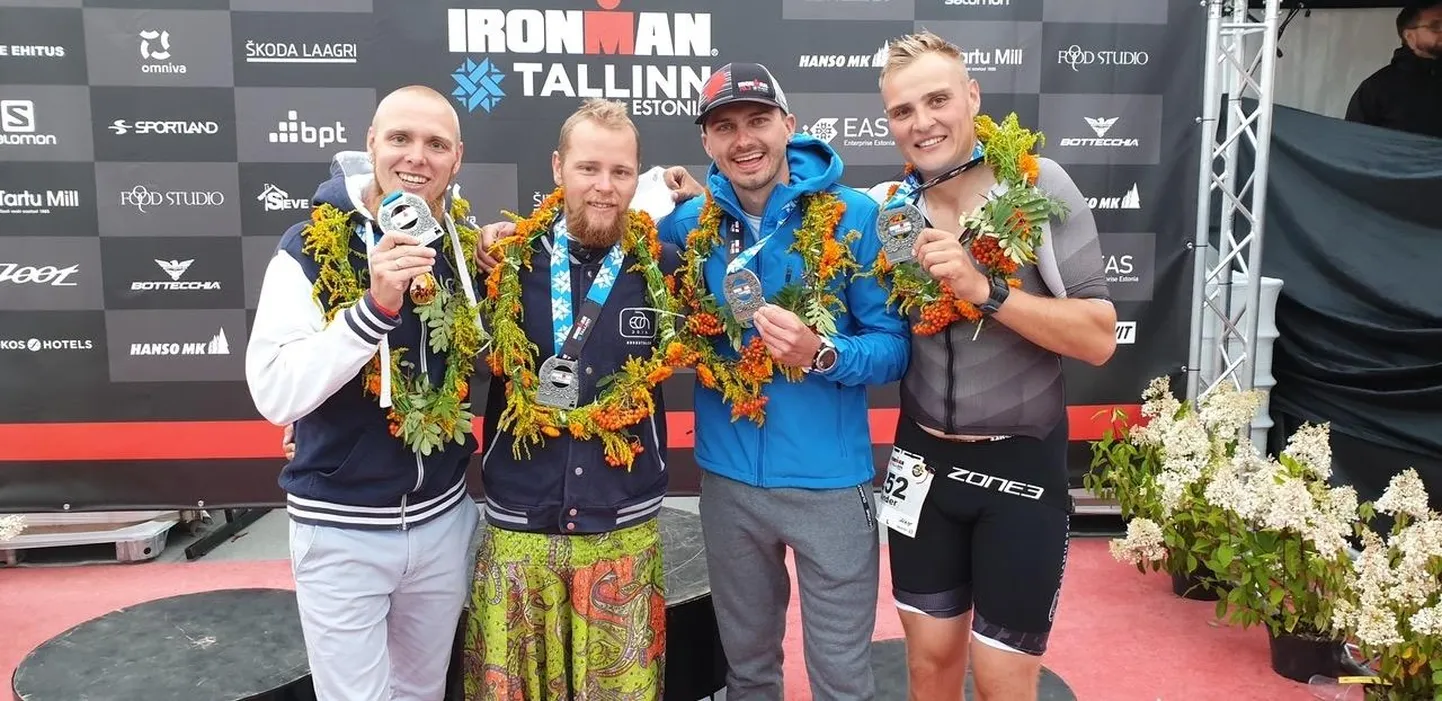 Kõik Elamuspanga tiimi liikmed lõpetasid triatloni edukalt. Fotol vasakult: Are Tints, Freddy Tints, Are Tallmeister ja Sander Kahu.