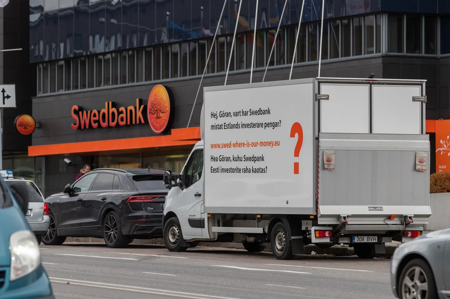 Rumeenia investeeringutes raha kaotanud Swedbanki klientide sõnumiga kaubik panga ees.