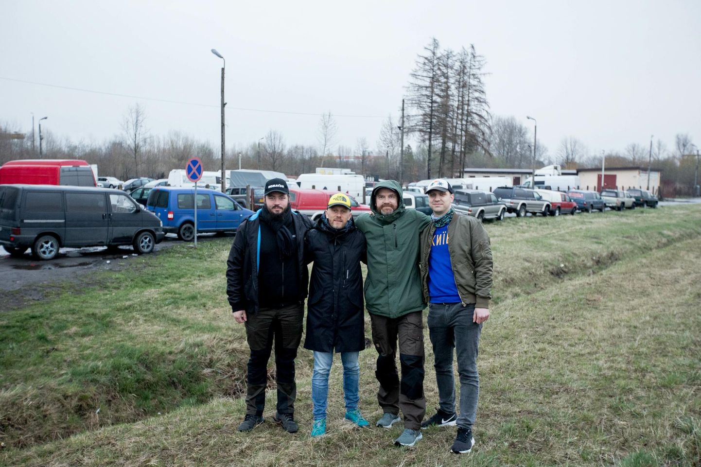 Poola-Ukraina piiril. Fraternitas Estica ümber koondunud sõpruskond toimetab Ukraina rindele autosid.

 