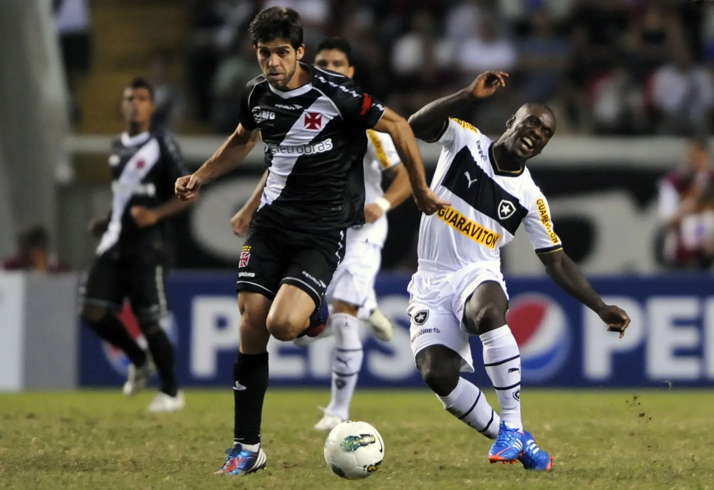 Juninho Pernambucano (keskel).