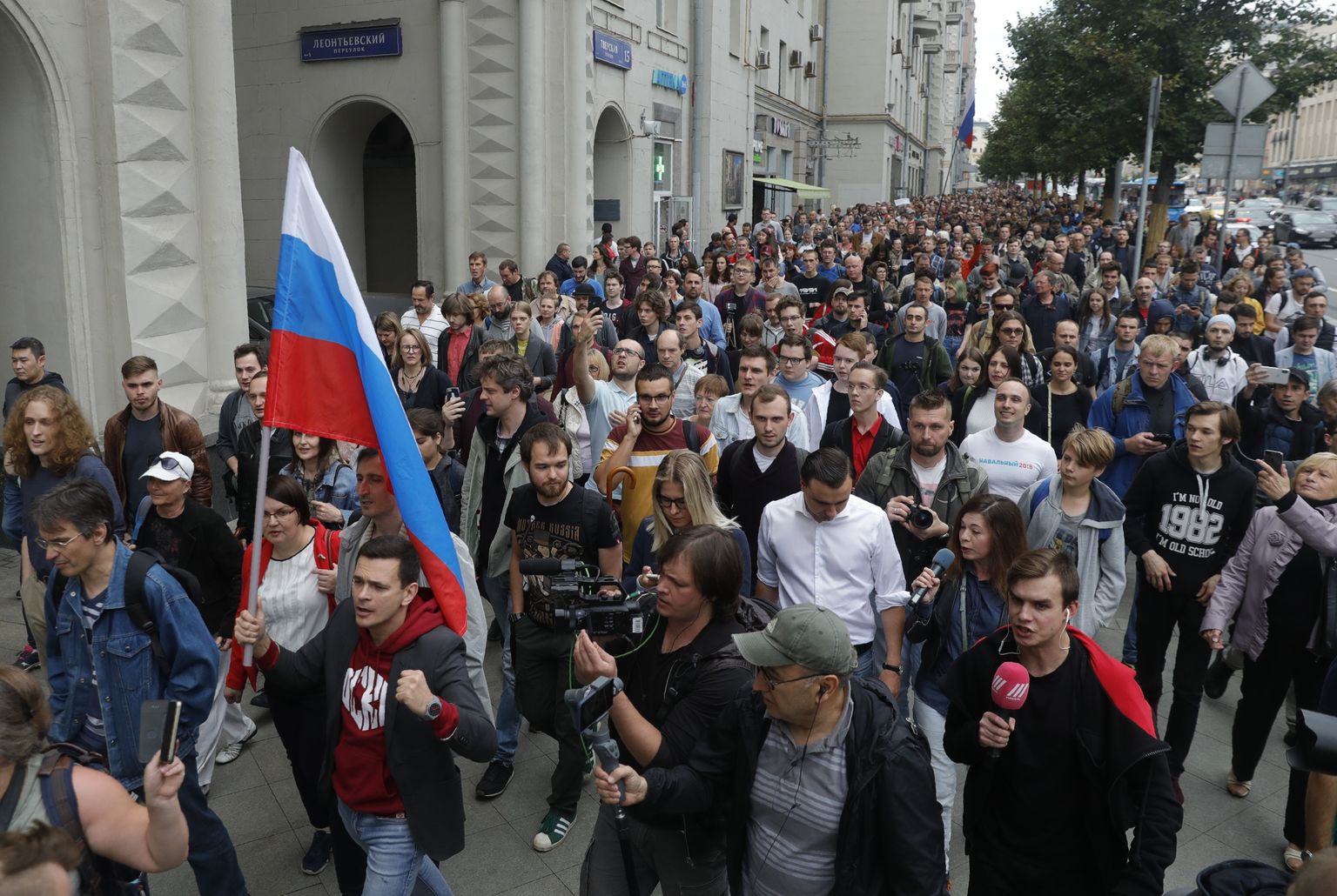 Около тысячи человек вышли на акцию поддержки независимых кандидатов в Москве.