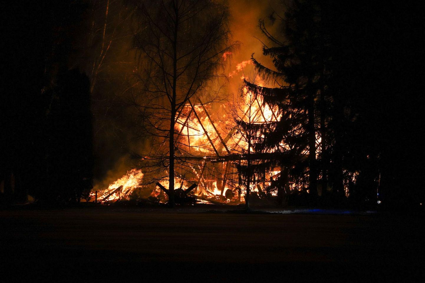 Tõrma lähistel põleb lahtise leegiga elumaja.