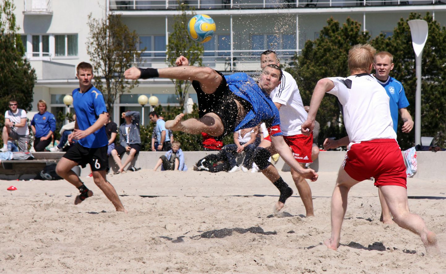 Augusti alguses ootatakse kõiki Varblasse rannajalgpali mängima. Pildil olevas matšis alistas Eesti koondis Pärnu rannas treeningmängus Läti 2:1.