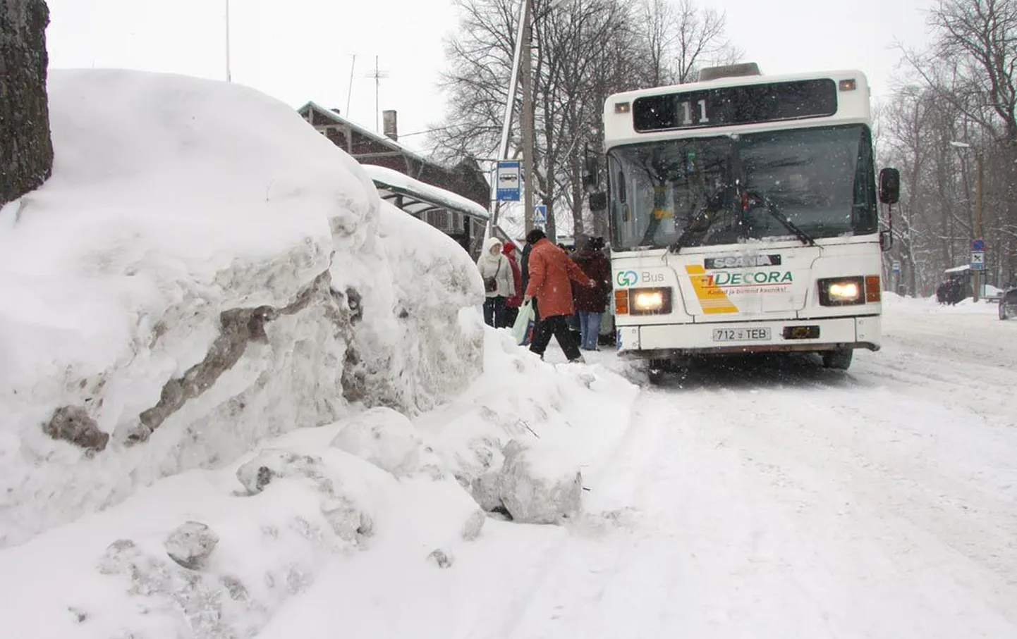 Kõikide tänavate äärest lume äravedamiseks ei jätku Pärnu linnal raha.
