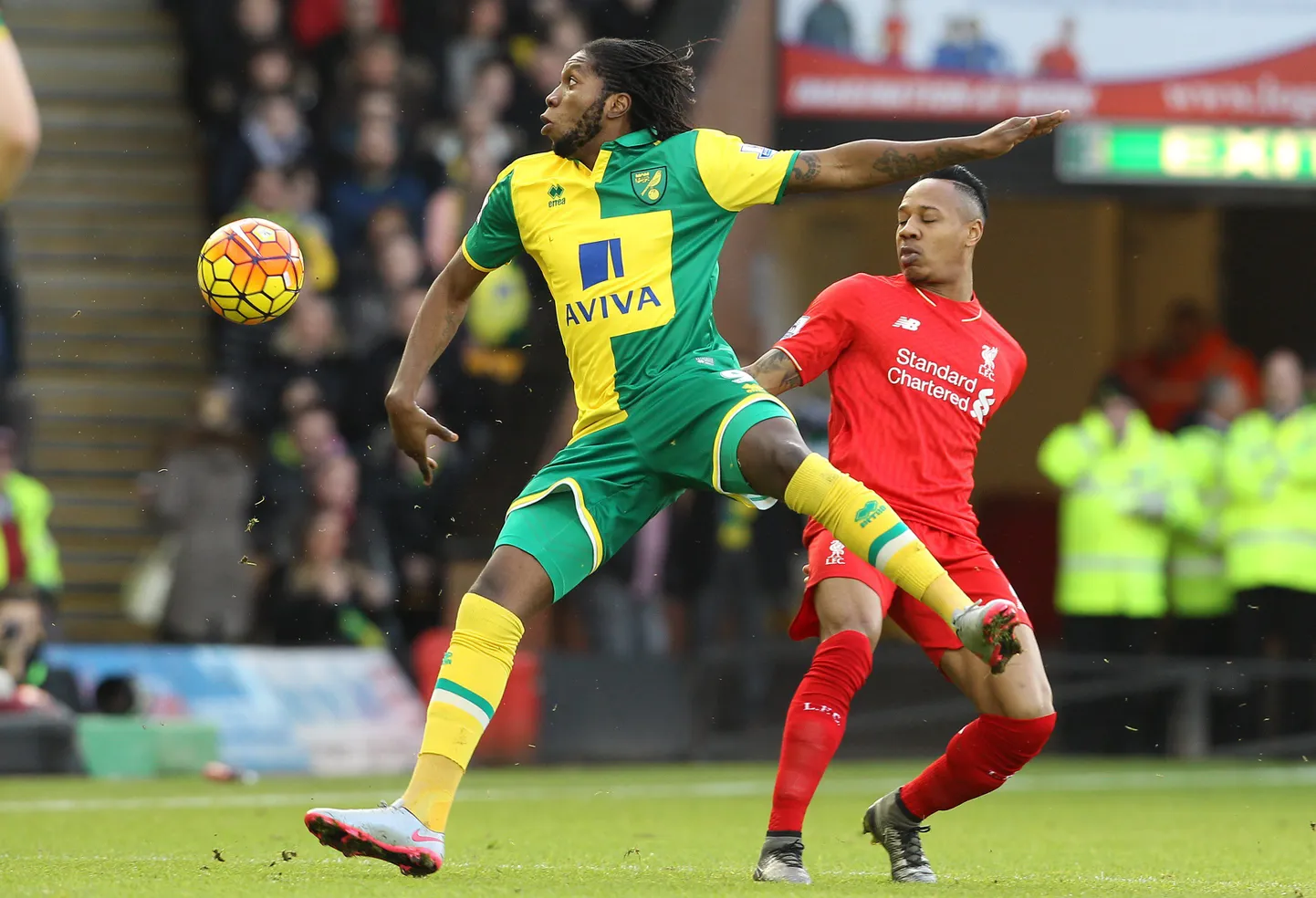 Dieumerci Mbokani (vasakul).