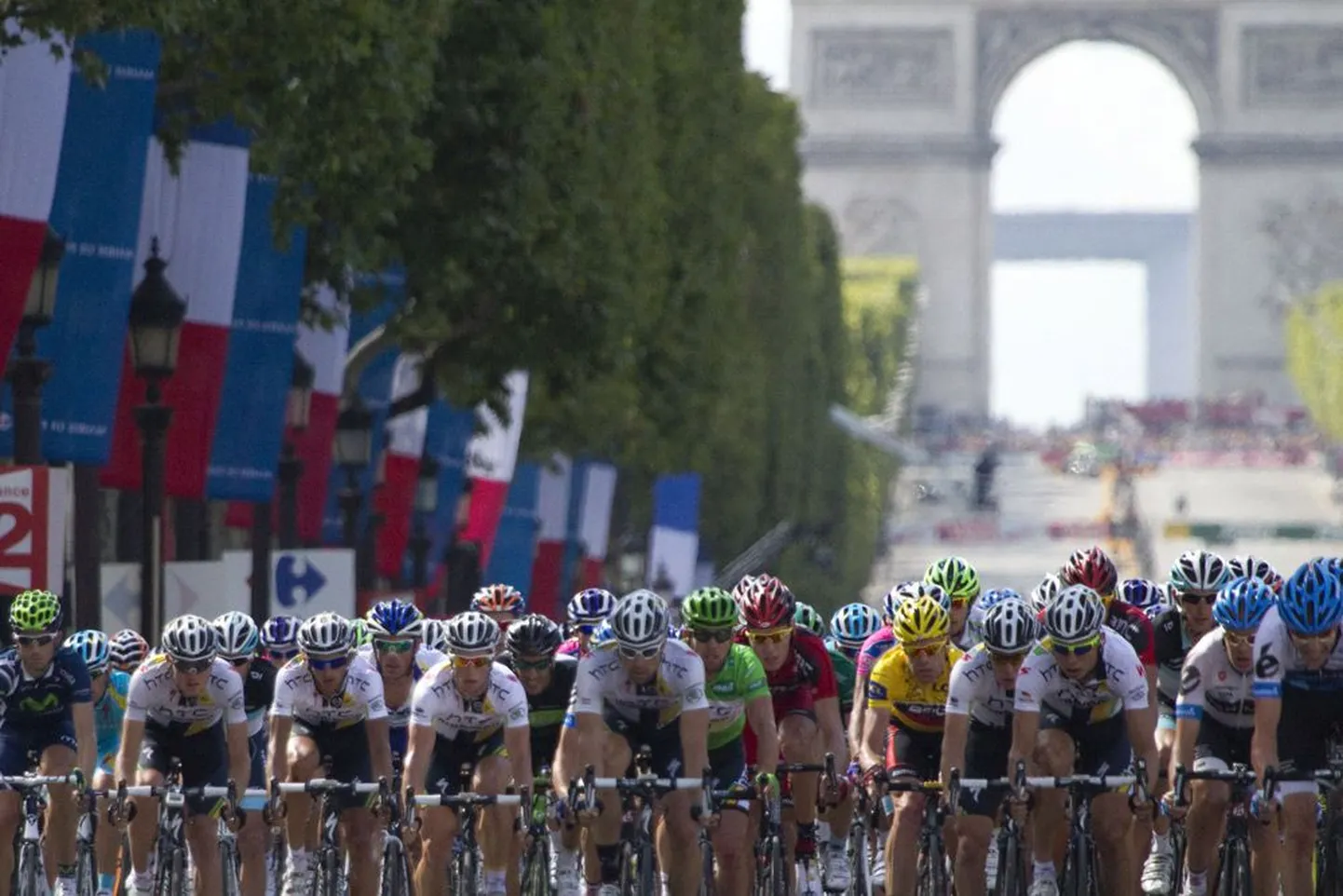 Для проведения последнего этапа Tour de France организаторы перекрыли знаменитые Елисейские поля с восьмирядным движением. В Таллинне не удалось договориться о закрытии для автотранспорта двух полос движения на четырехполосной Пирита теэ.