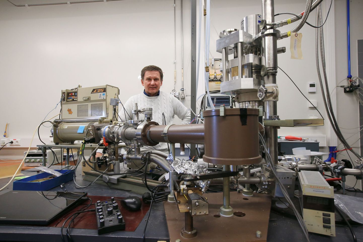 Eduard Feldbachi laboris töötatakse välja materjale, millega luua kiirgusele ülimalt vastupidavaid optilisi materjale.