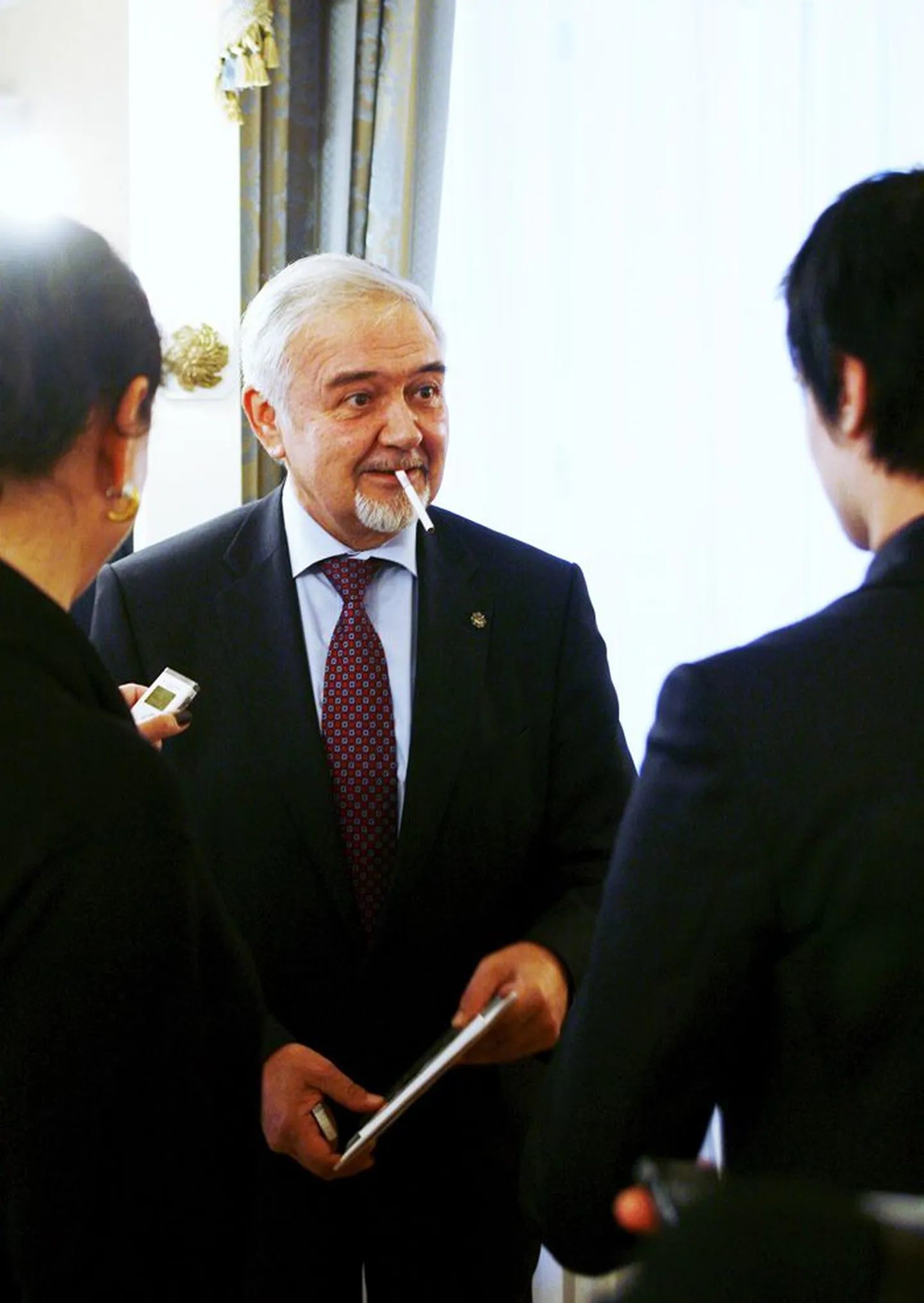 Venemaa suursaadik Juri Merzljakov avaldas eile ametlikul pressikonverentsil arvamust, et keeruliste ajaloosündmuste hindamisega peaksid tegelema ajaloolased, aga mitte poliitikud.