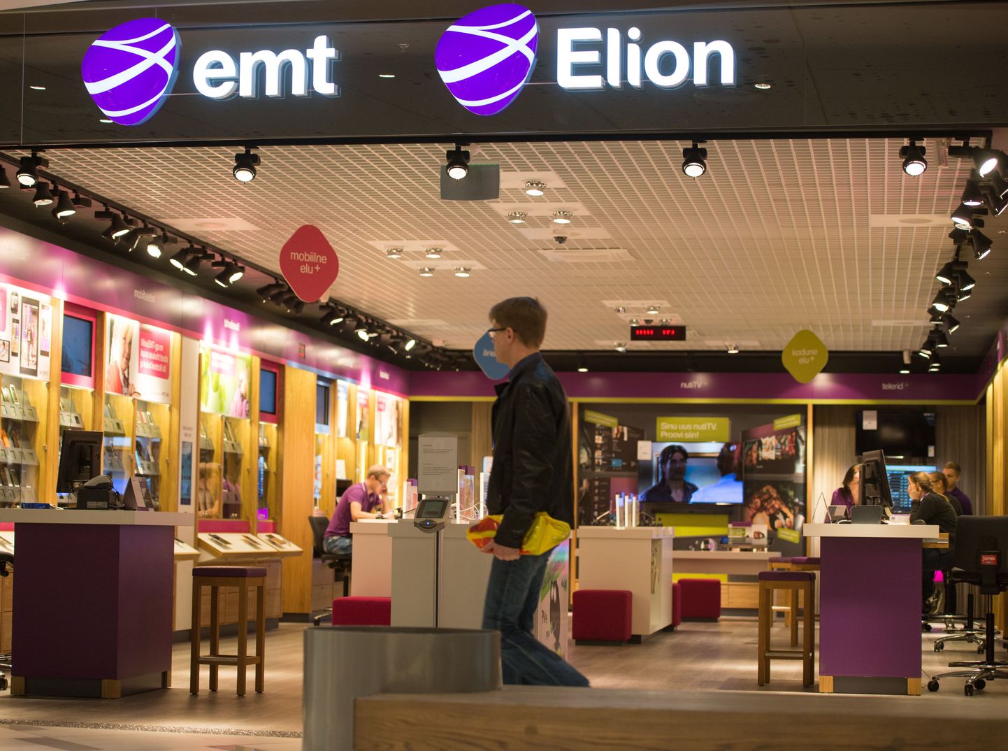 Магазин EMT ja Elion в торговом центре Юлемисте.