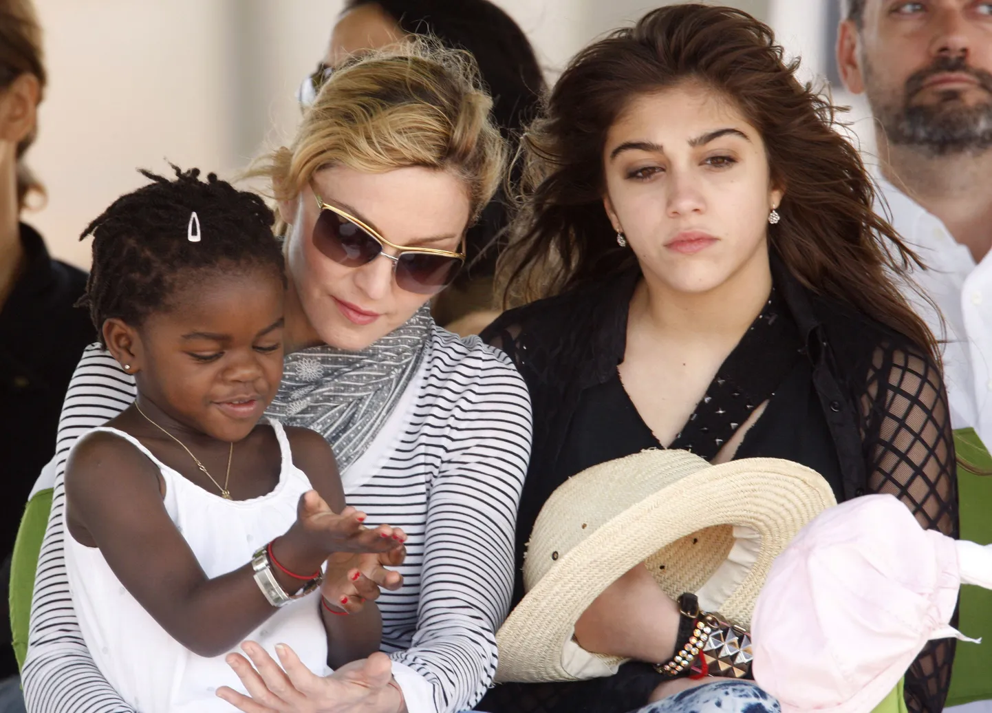 Madonna koos tütre Lourdesiga ja Malawist lapsendatud tütre Mercy Jamesiga