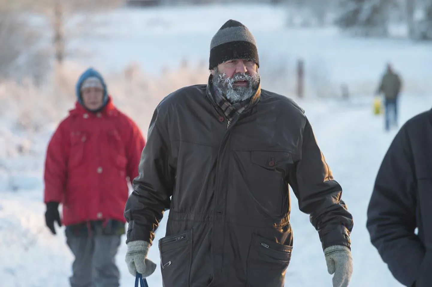 Eile täpselt kella kolmeks härmas habemega Tümale turvakodusse kõndinud Hans Ilves tunnistas, et praegu on juba päris krõbe külm. Selja taga sammub tema elukaaslane Helju Leebe.