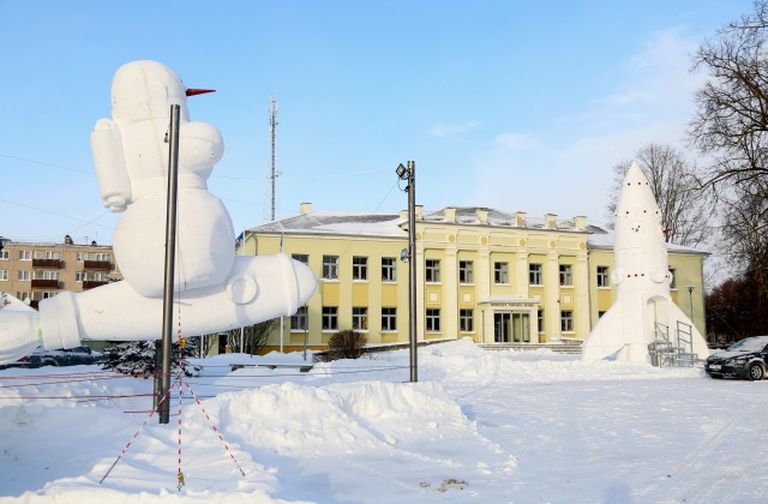 Снеговик, как символ власти. Слет снеговиков у здания самоуправления Добельского края