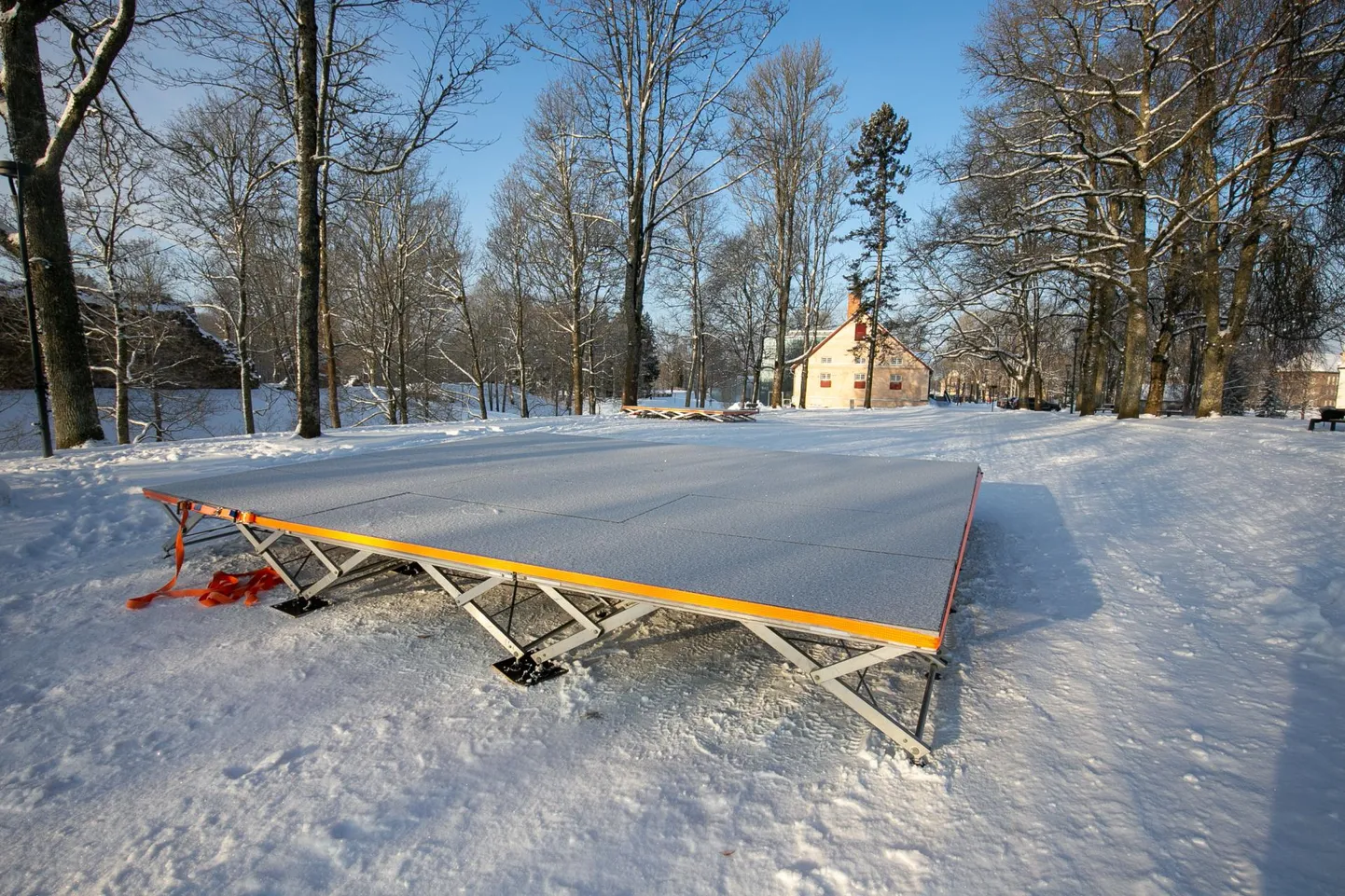 Pärilpeo lava püstitamine algas lossimägedes reede hommikul.