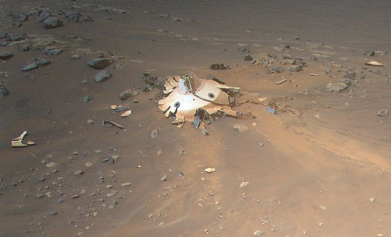Inimeste tehnoloogiast tekkinud prügi Marsil Perseverance´i laskumispaigas.