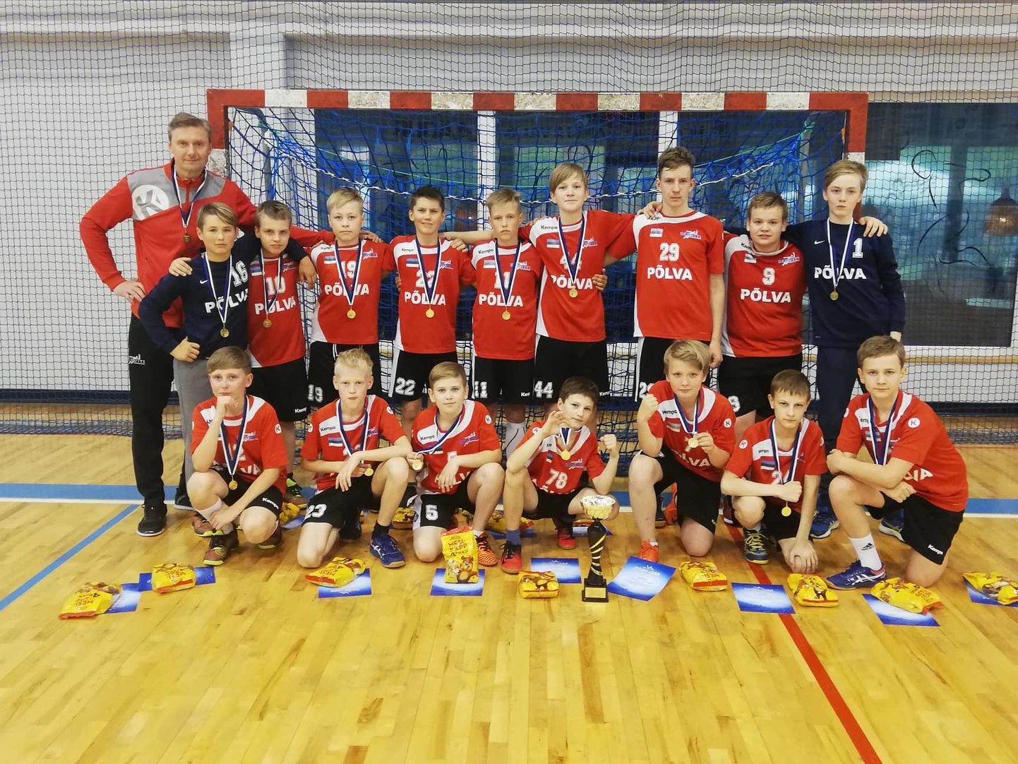 Noored Eesti meistrid koos treener Rein Suvega Põlva Spordikool