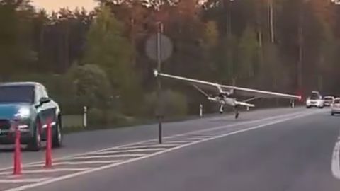 VIDEO ⟩ Väikelennuk tegi Lätis Tallinna maateel hädamaandumise